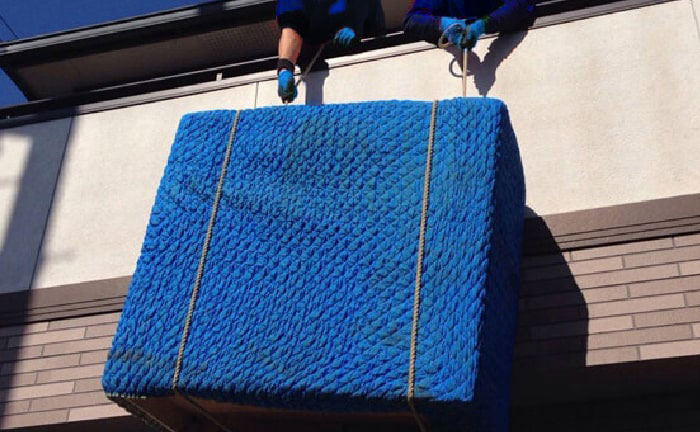 吊り作業で上階から搬出