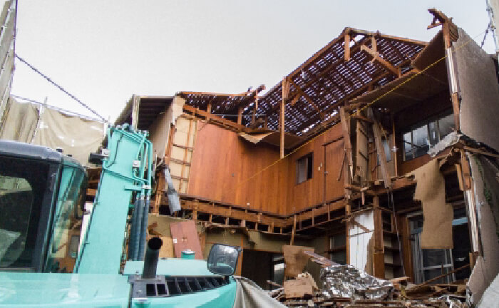 放置している空き家の解体作業