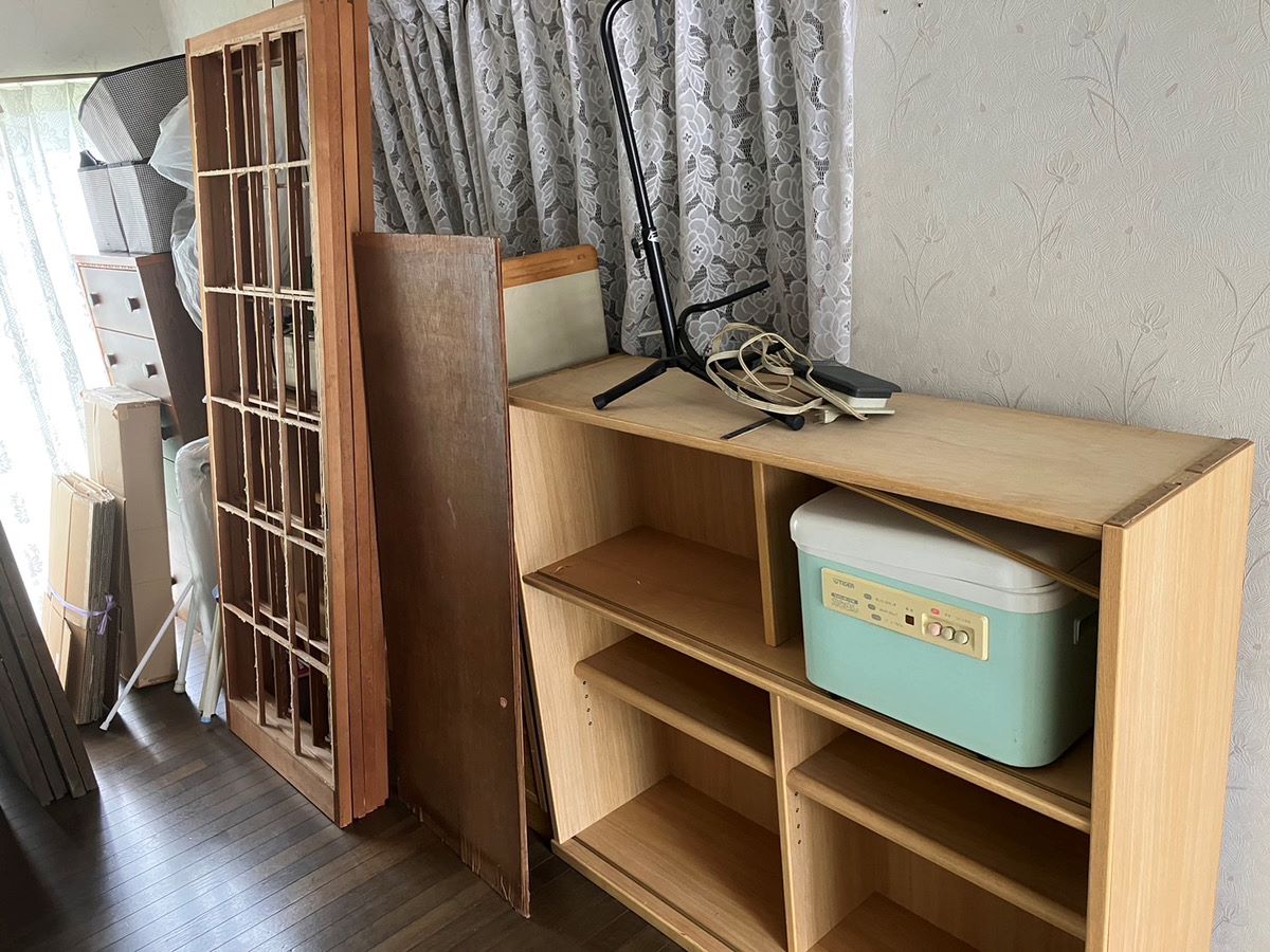 「不要になった棚数点や大小様々な不用品を回収しました」作業写真