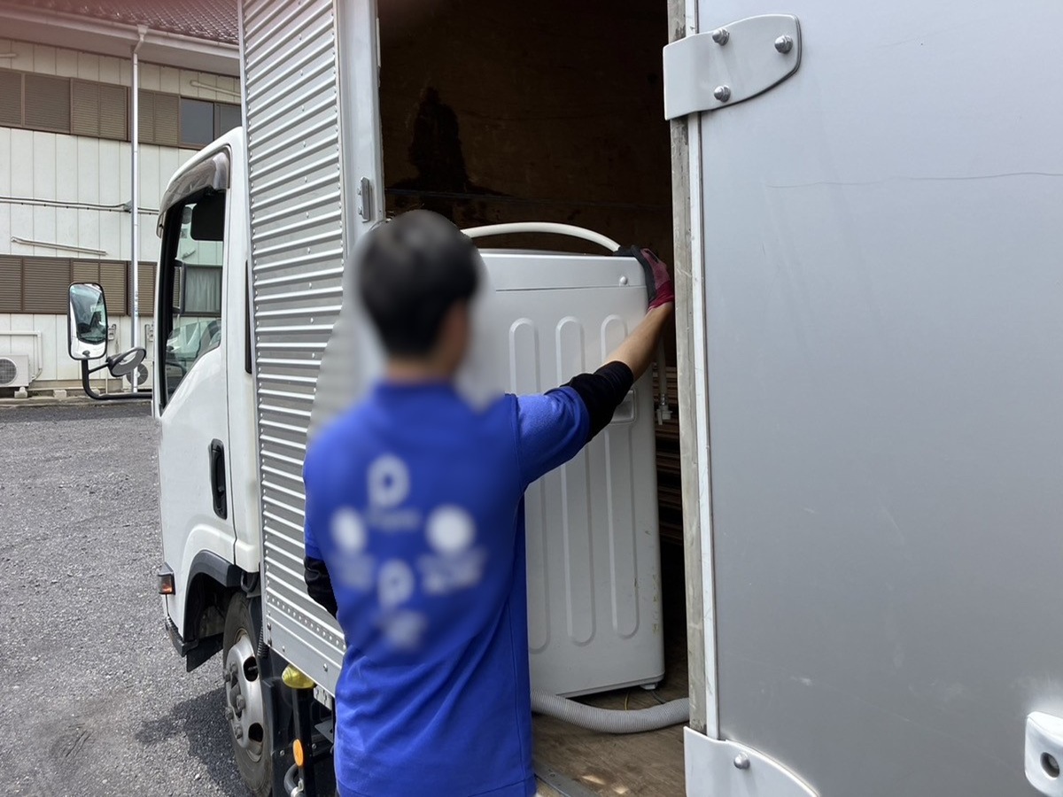 「アパートの屋外に出していただいた洗濯機を回収しました」作業写真