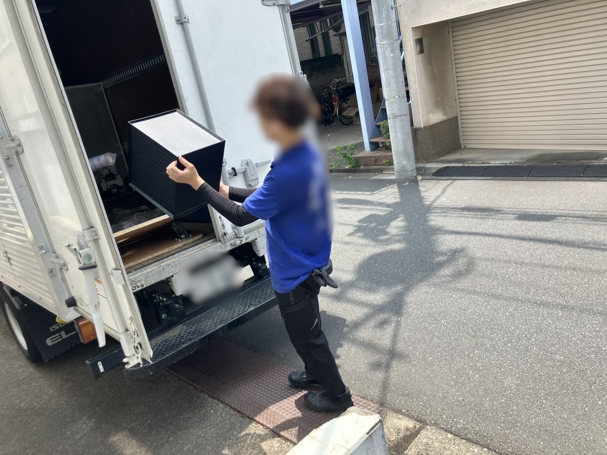 「パソコン本体、書類ケース、キーボードなどをまとめて回収しました」作業写真