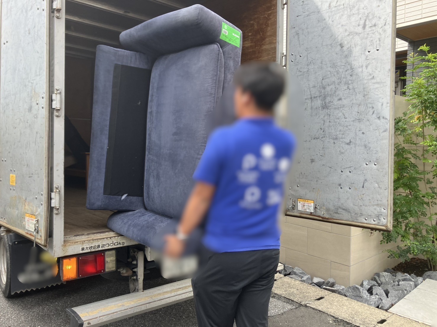「1Kのマンションから不要なソファをお引き取りしました」作業写真