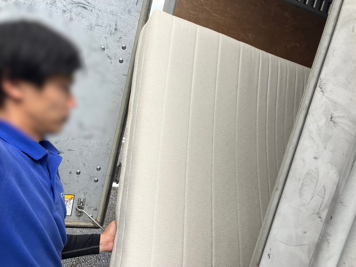 「1Rのマンションのお部屋からマットレスを回収しました」作業写真