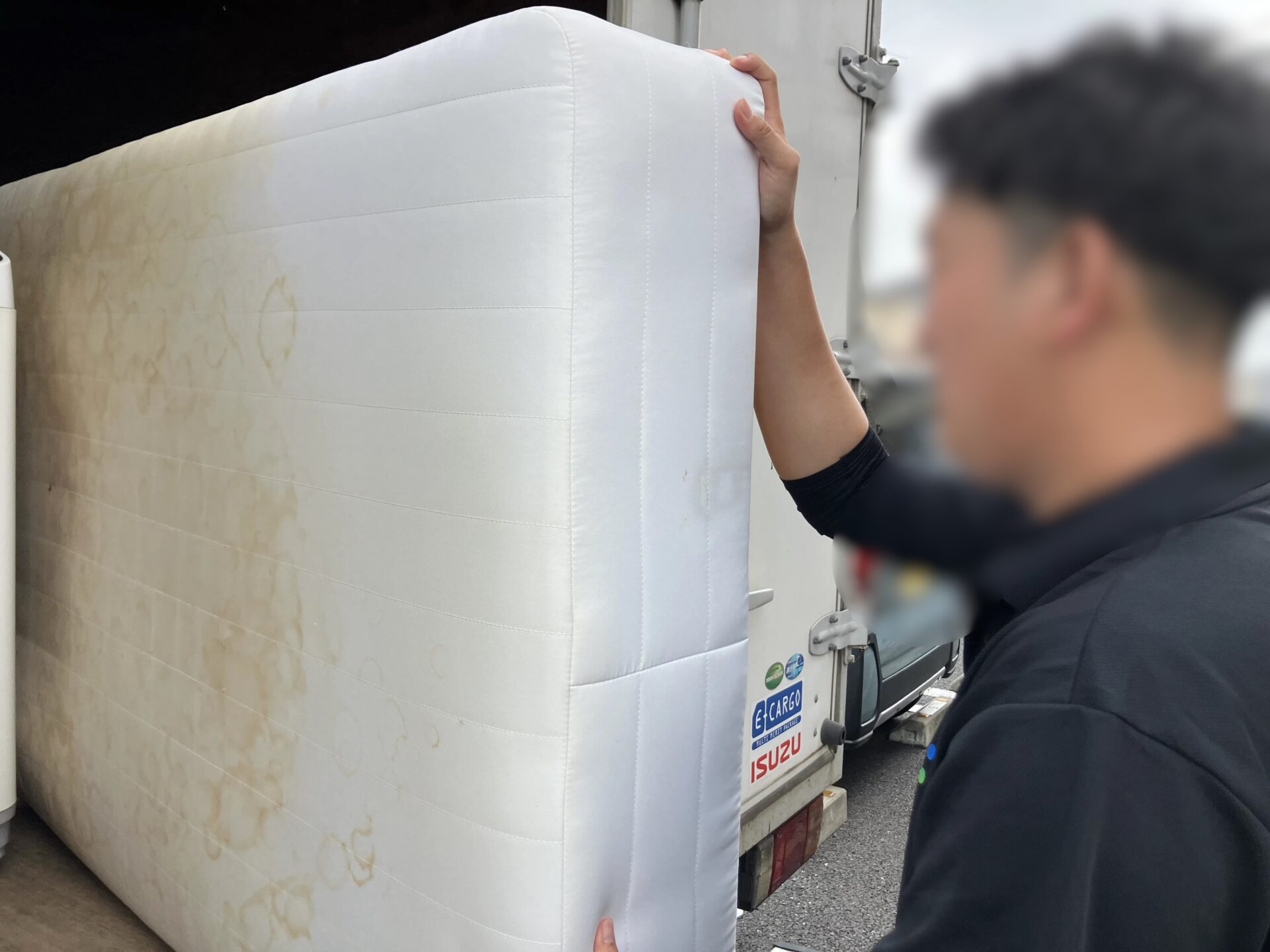 「買い替えに伴い不要になったマットレスをお引き取りしました」作業写真